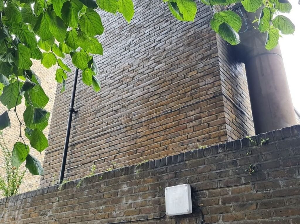 Professionelle Reinigung moderner Hausfassaden
