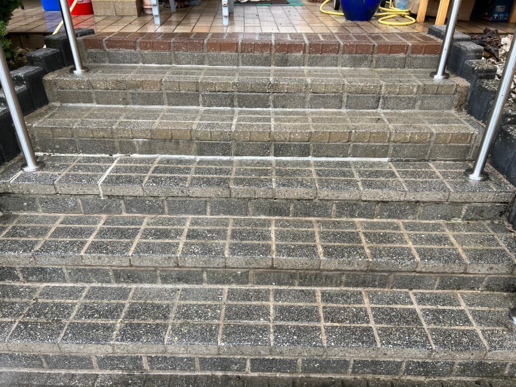 Professionelle Terrassenreinigung im Außenbereich eines Wohnhauses
