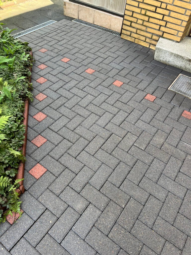 Reinigung von Gehwegen und Pflasterflächen