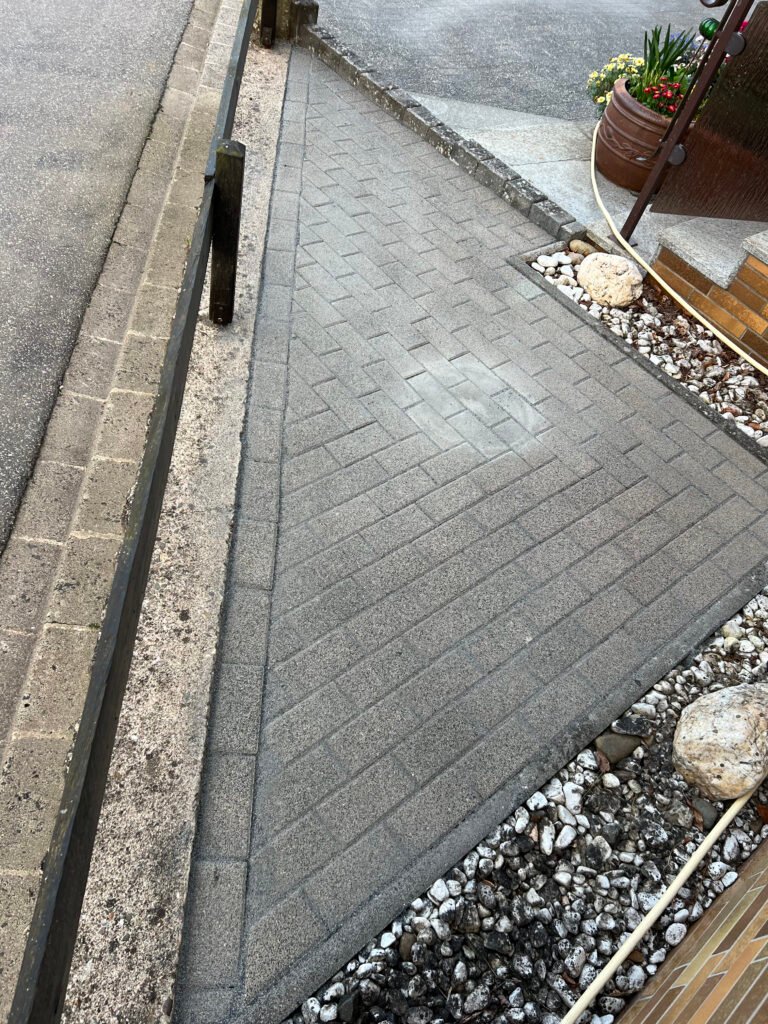Verschmutzte Terrasse vor der Reinigung