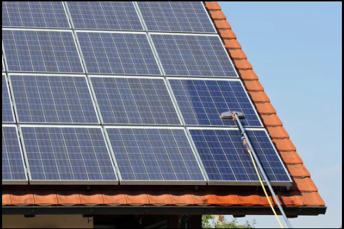 Reinigung einer Photovoltaikanlage für bessere Leistung und Werterhalt