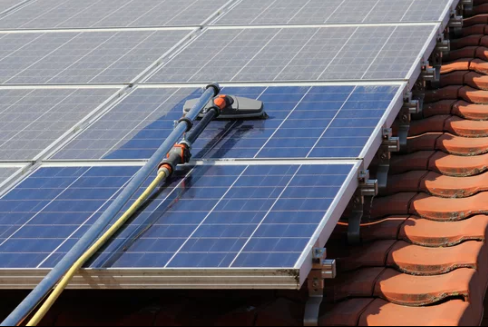 Professionelle Photovoltaik Reinigung auf einem Hausdach in Deutschland