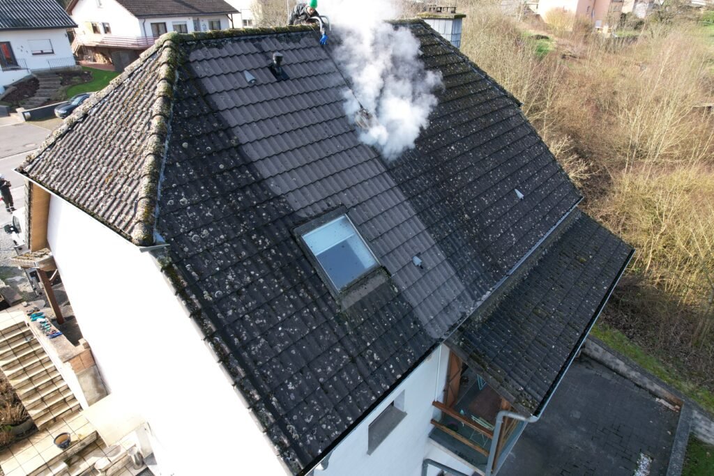 Moos auf einem Hausdach in Deutschland