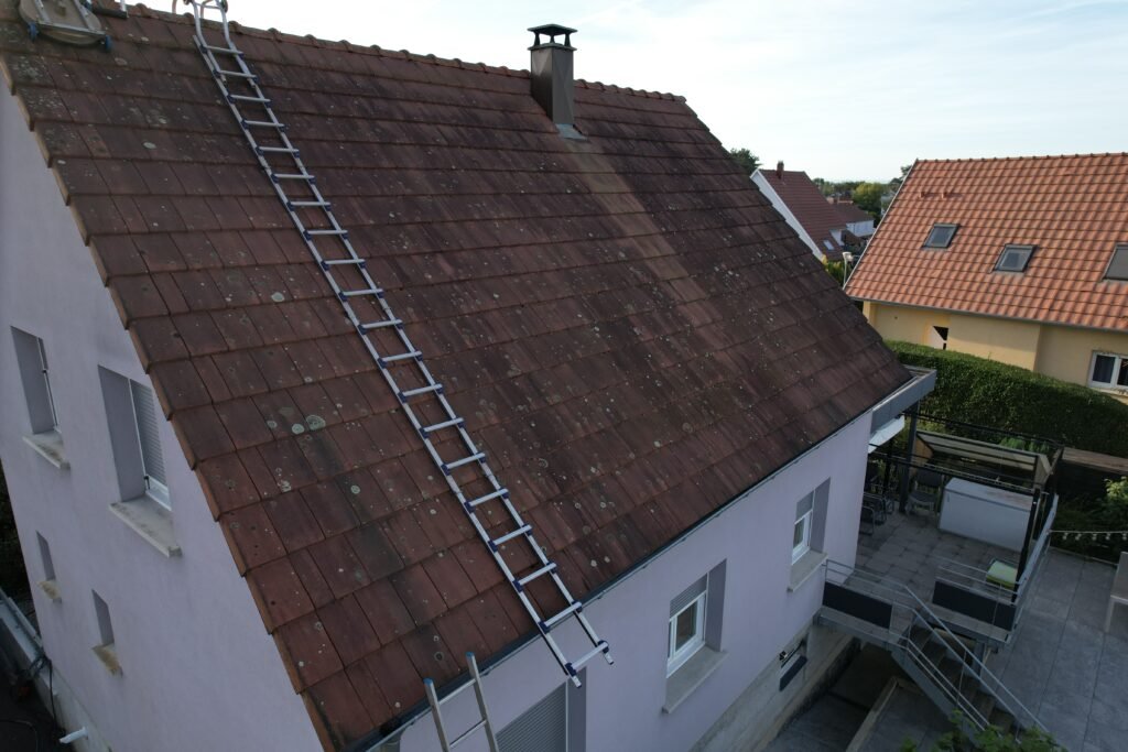 Professionelle Reinigung verschmutzter Dachziegel