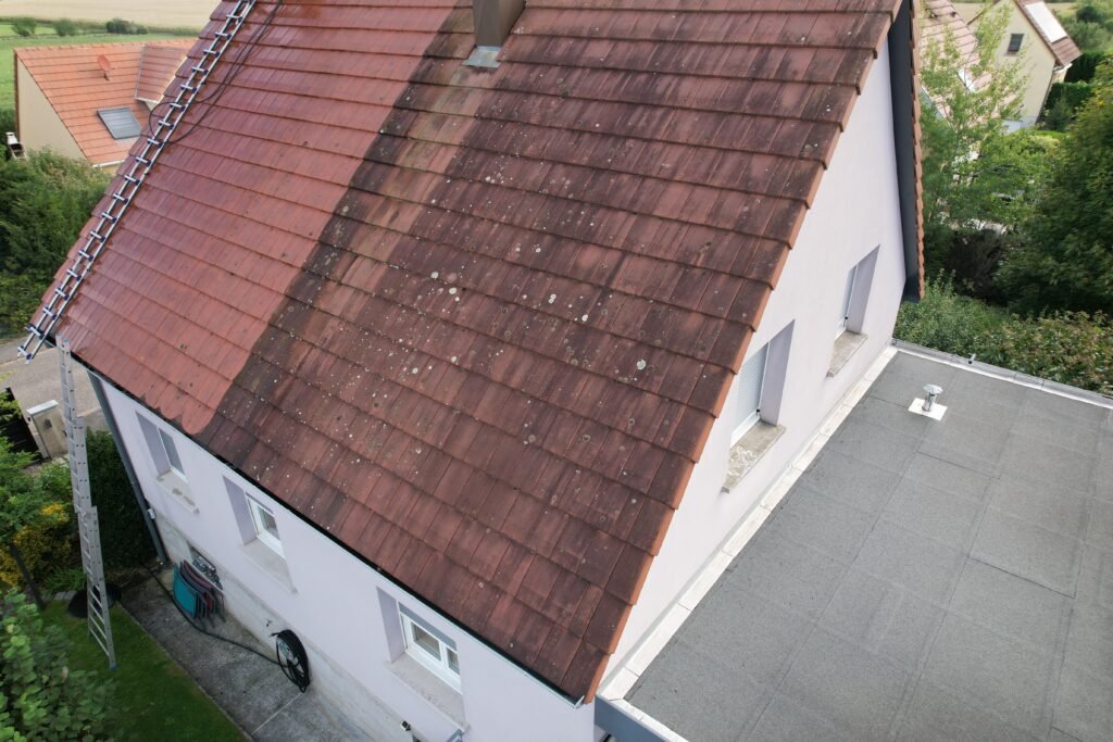 Dachreinigung mit sichtbarem Vorher-Nachher Ergebnis