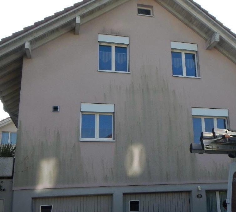 Gereinigte Gebäudefassade mit sichtbarer Veränderung
