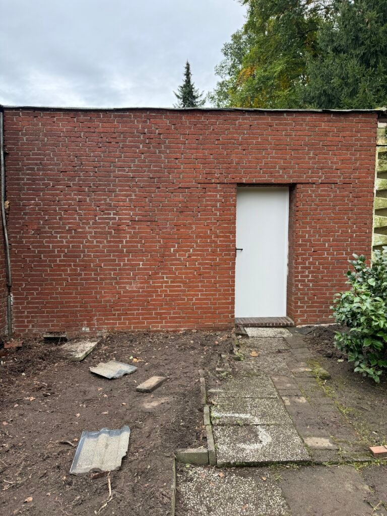 Verschmutzte Hausfassade professionell gereinigt