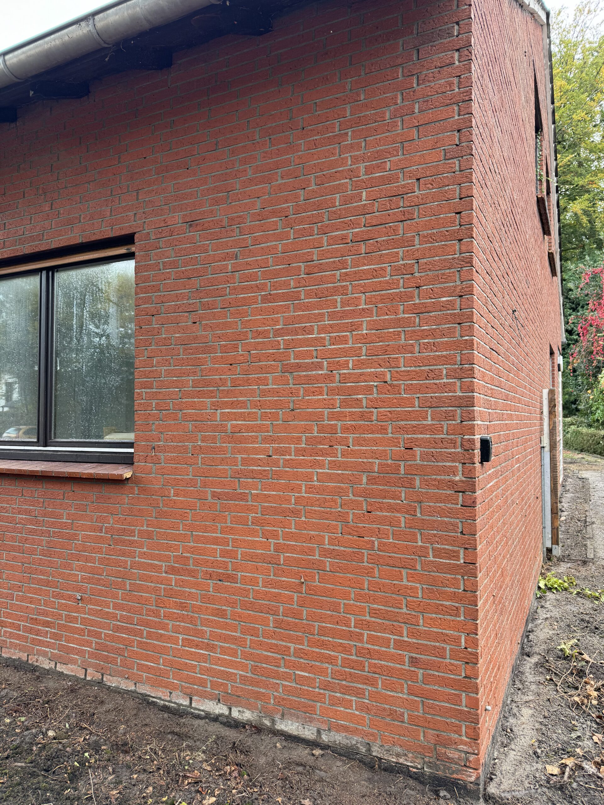 Graffiti Entfernung an Gewerbefassade